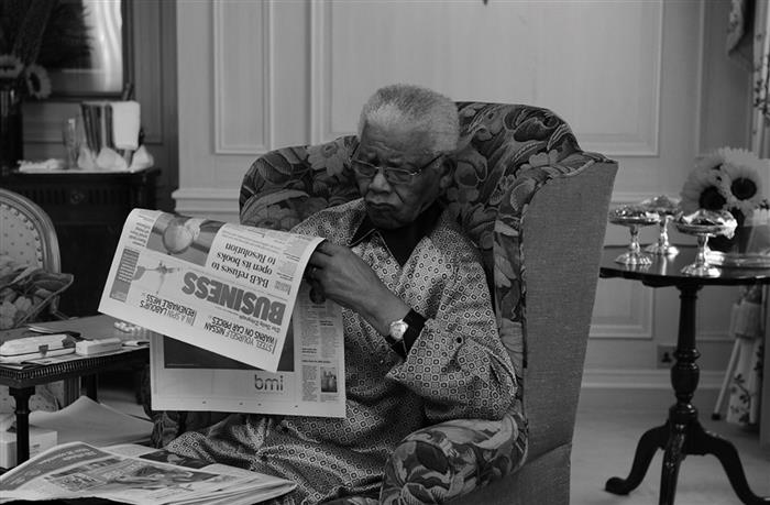 Nelson Mandela reading newspaper